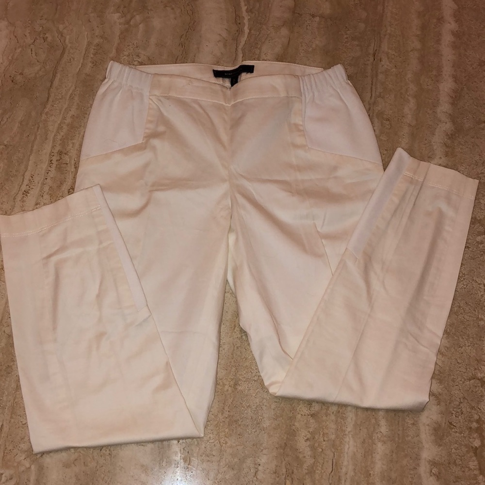 Small cream BCBGMAXAZRIA Capris with stretch.
